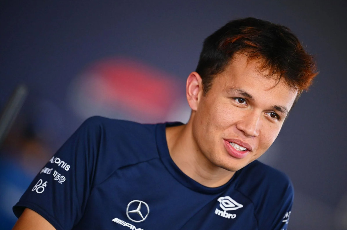 Alex Albon omgivet af sine kælekatte derhjemme