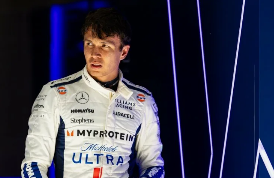 Alex Albon står рядом со своей лошадью на открытом воздухе