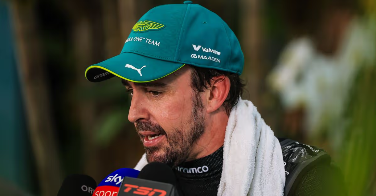 Fernando Alonso rijdt in zijn Formula 1-auto tijdens een racesessie