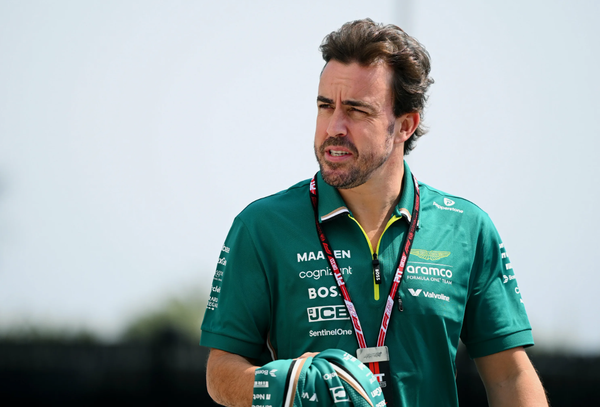 Fernando Alonso competindo em alta velocidade durante uma corrida de Fórmula 1.
