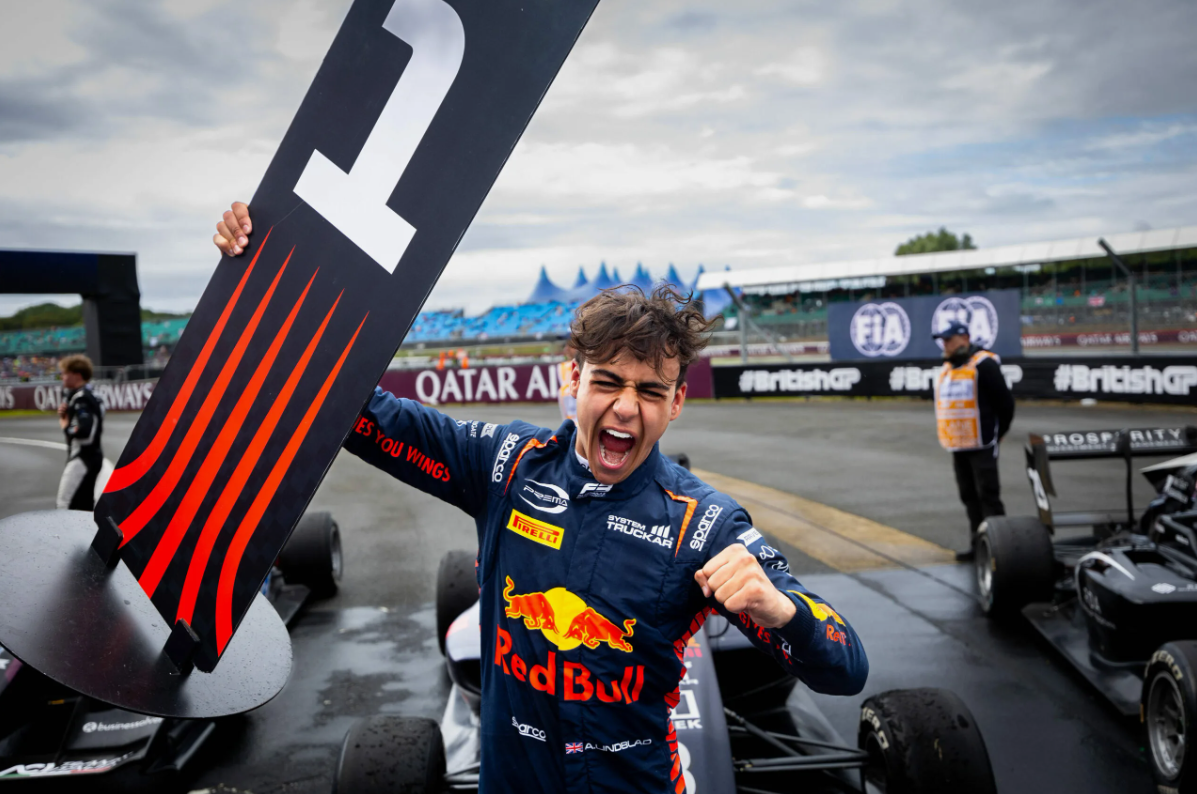 Arvid Lindblad ลงแข่งขันระหว่างสุดสัปดาห์การแข่งขัน Miami Grand Prix