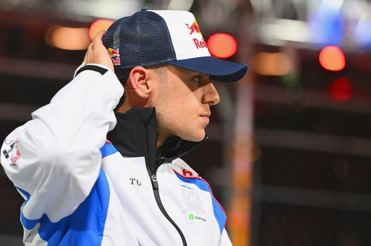 Arvid Lindblad forlader pitlane ved starten af Miami sprintløbet