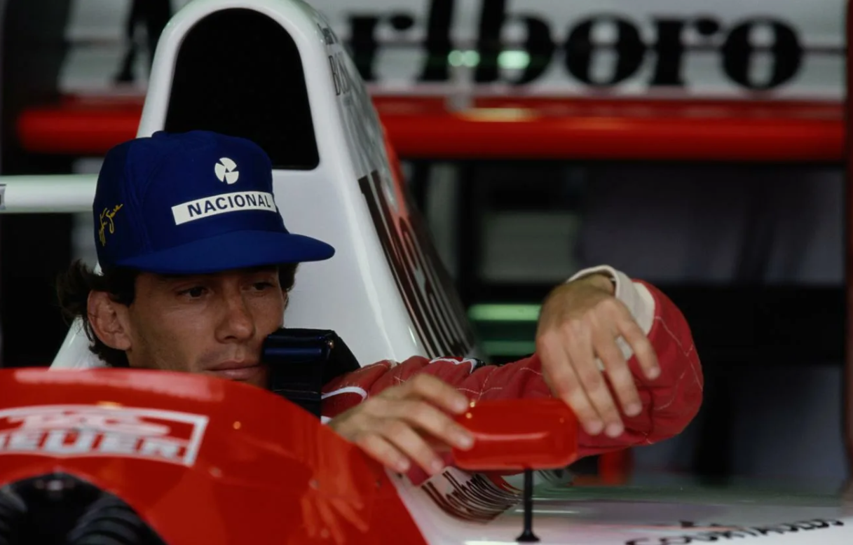 Moderne Formel 1-biler racer på banen under de nuværende regler