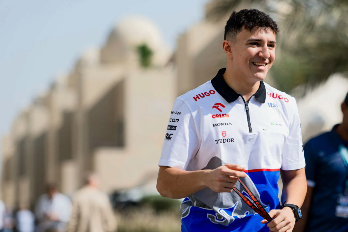 Isack Hadjar forsøker å forsvare posisjonen sin mot Charles Leclerc under et løp