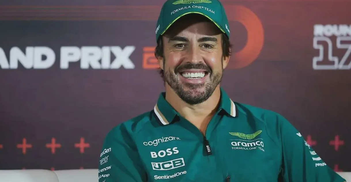 Fernando Alonso pracuje s týmem Aston Martin v garáži