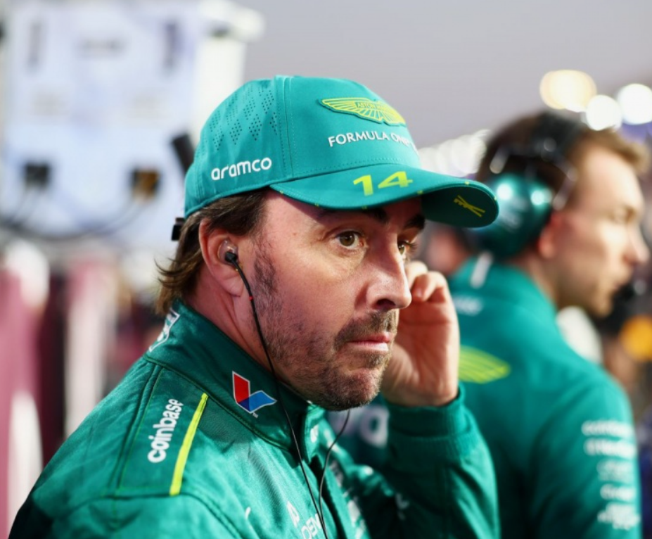 Fernando Alonso conversando com os engenheiros na garagem da equipe.