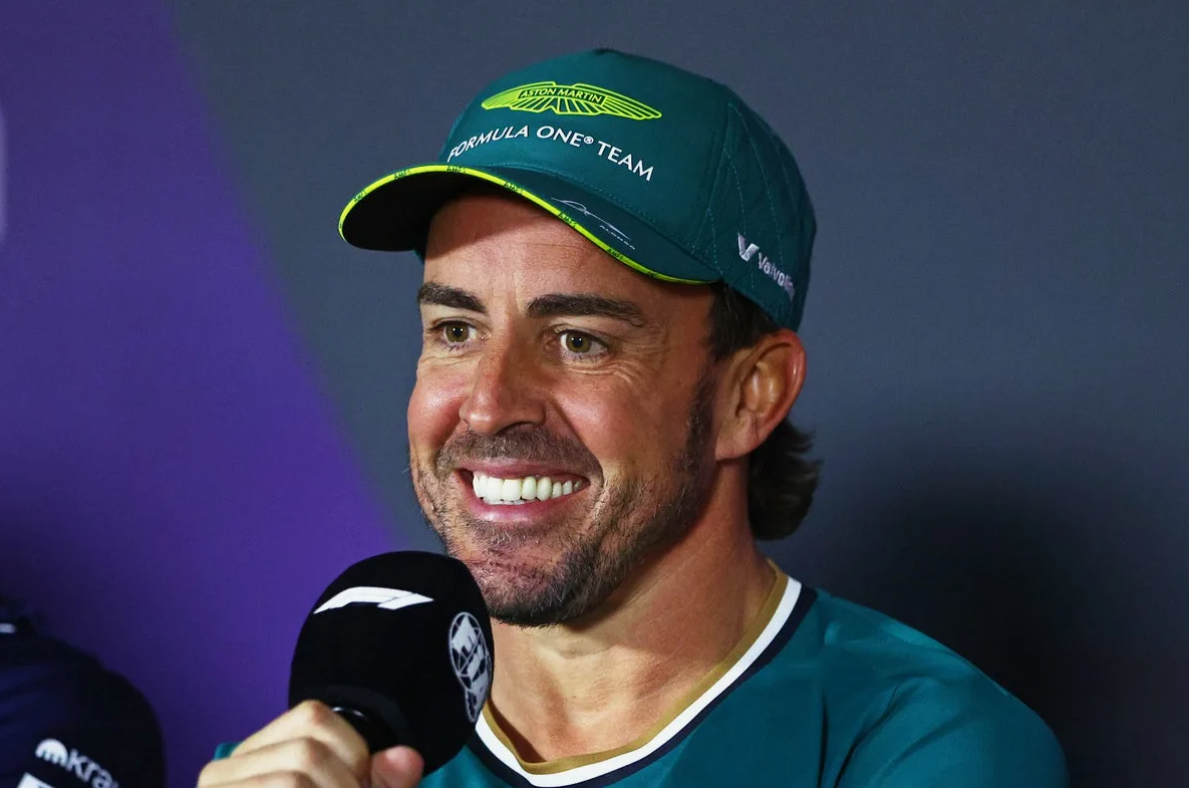Fernando Alonso závodí vysokou rychlostí během závodu Formule 1
