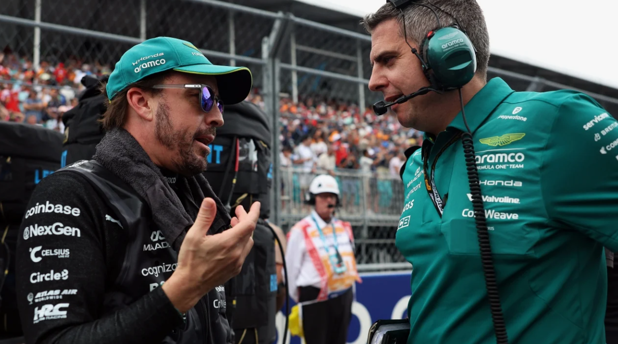 Damon Hill in de Formule 1-paddock tijdens een evenement