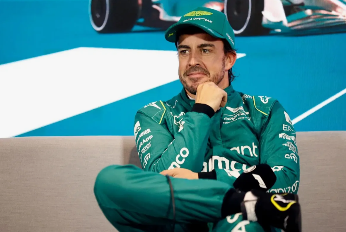 Fernando Alonso az Aston Martin csapatával dolgozik a garázsban