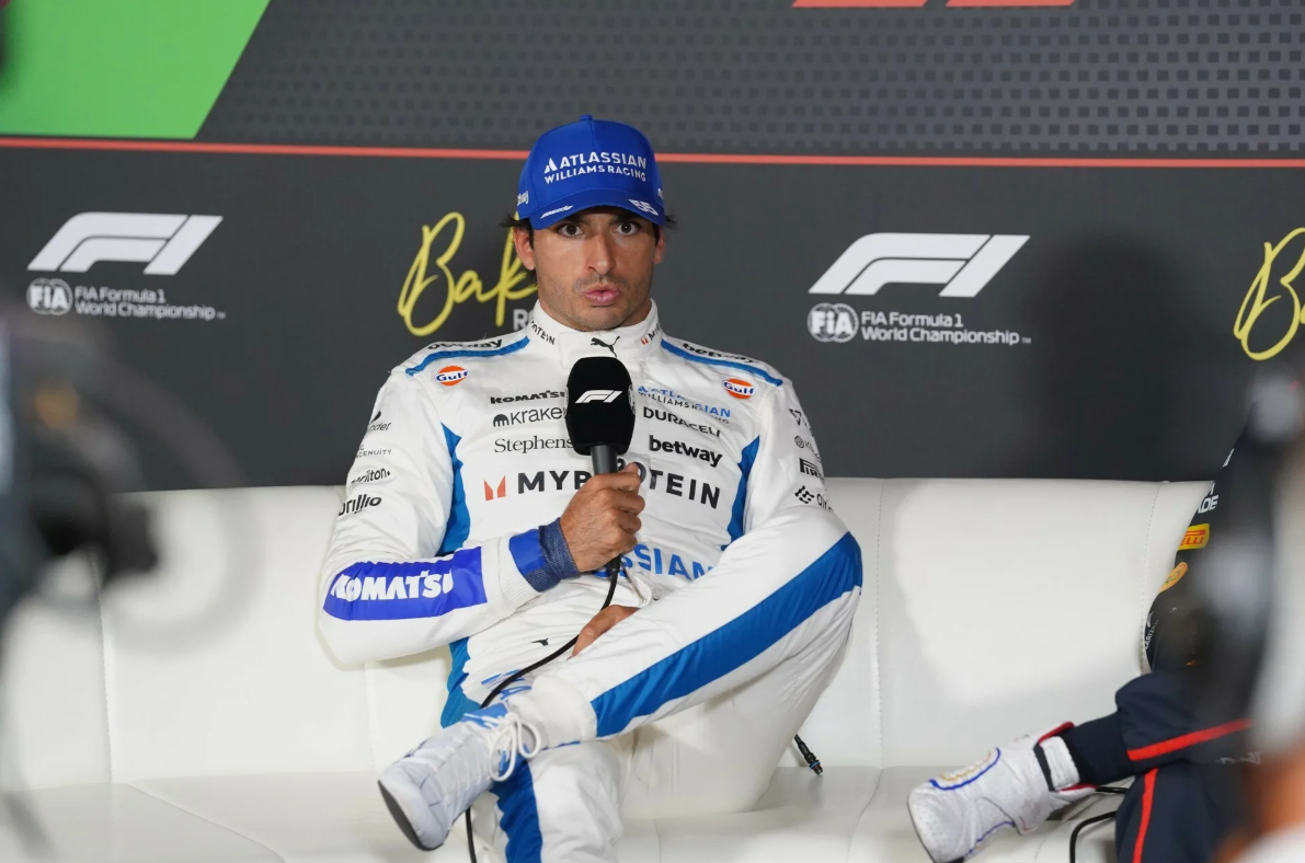 Carlos Sainz keskustelee insinöörien kanssa tulevista F1-säännöistä