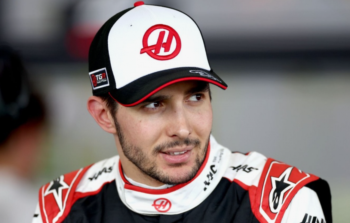 Esteban Ocon gir et intervju i paddock-området