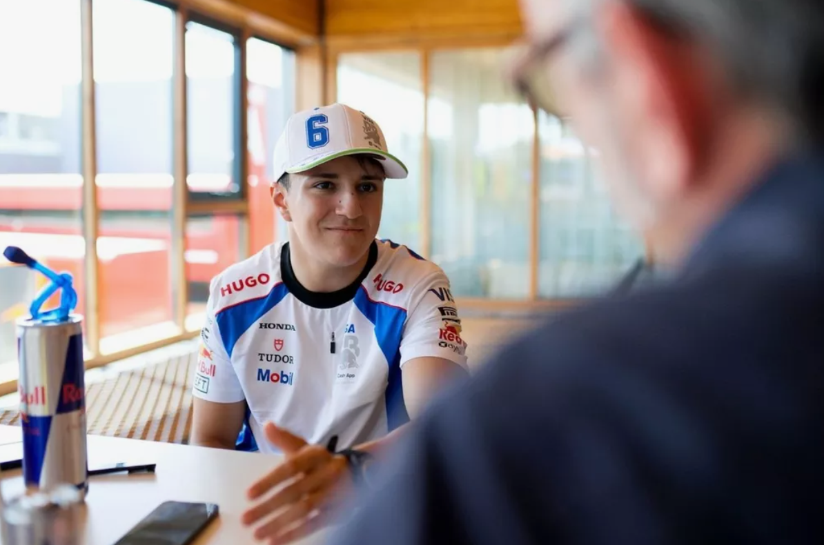 Franco Colapinto compitiendo con confianza durante un fin de semana de carrera de Formula
