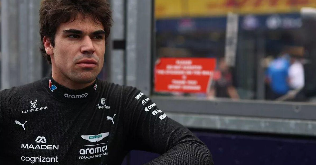 Lance Stroll samarbejder med ingeniører og teammedlemmer i en Formula 1-løbsweekend