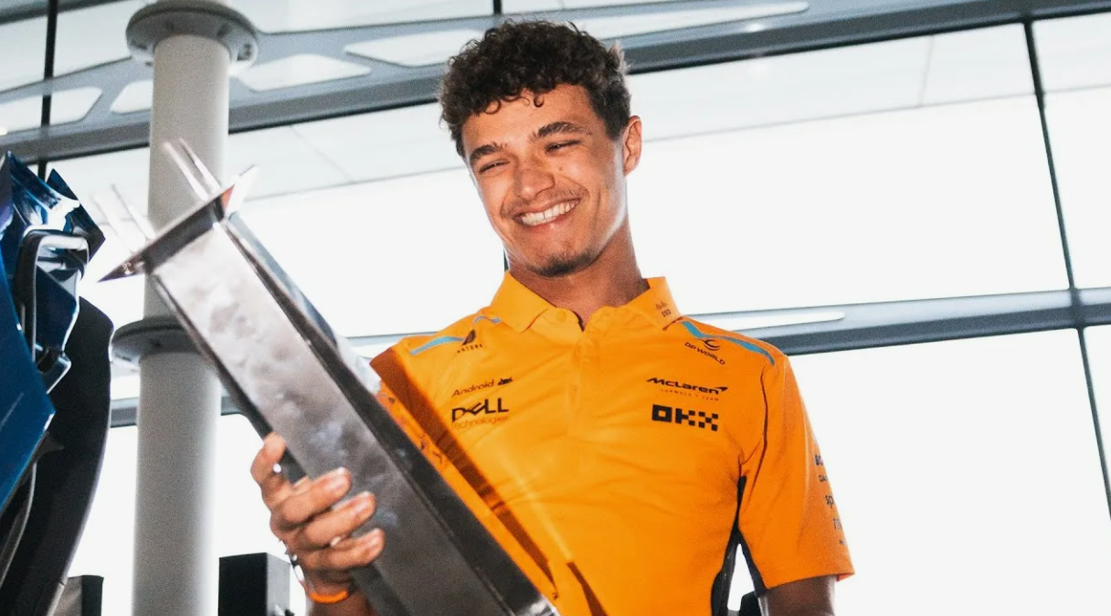 Lando Norris preteká v monoposte Formuly 1 McLaren počas Veľkej ceny