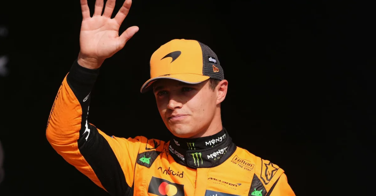 Lando Norris въезжает на пит-лейн во время гонки Formula 1