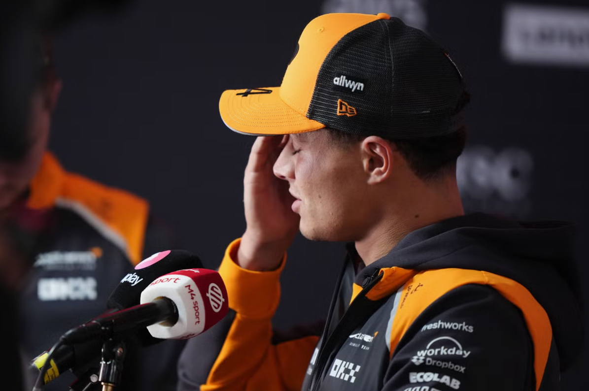 Lando Norris, yüksek hızlı bir Formula 1 yarışında mücadele ediyor.