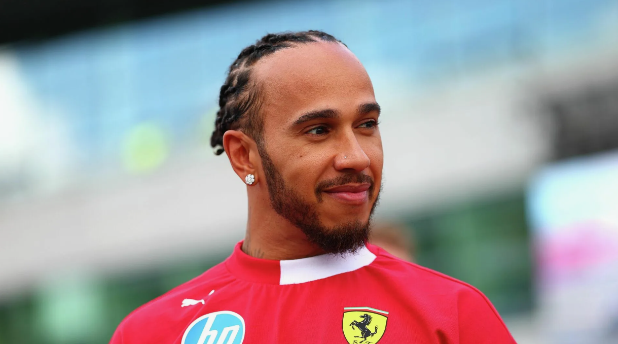 Lewis Hamilton et Charles Leclerc se battant côte à côte dans une course de Formule 1