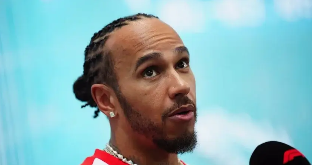 Lewis Hamilton e Max Verstappen in gara fianco a fianco in una corsa di Formula 1.