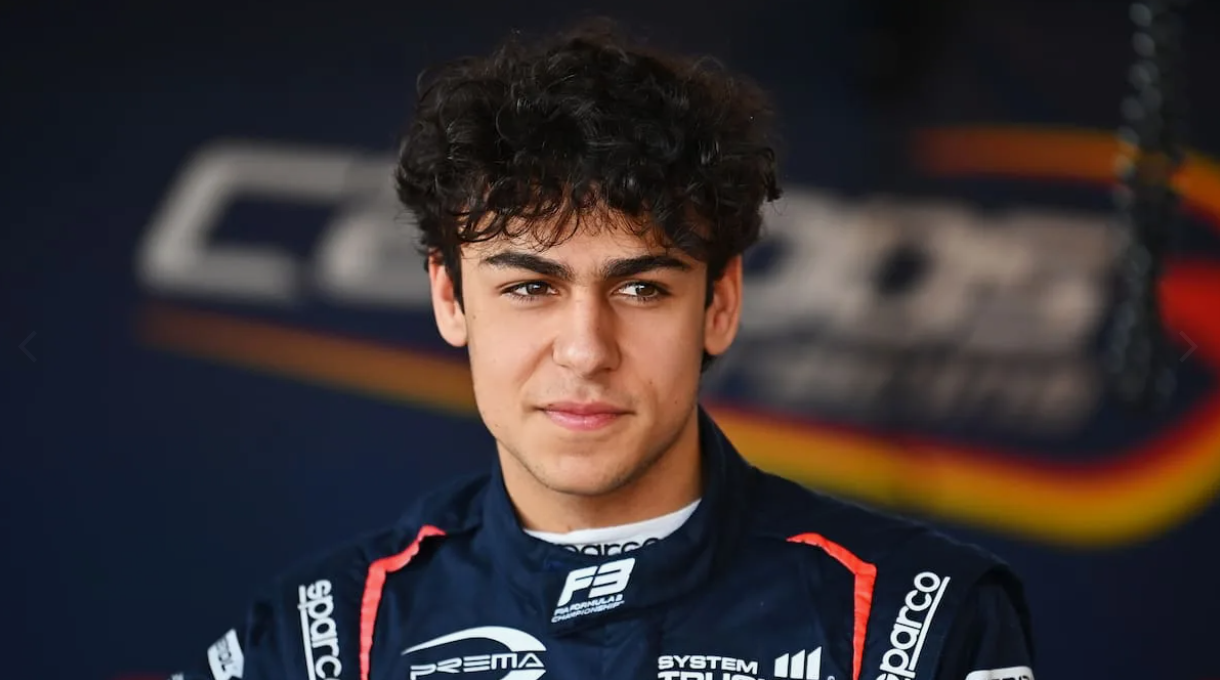รถแข่งที่กำลังขับเคี่ยวแย่งตำแหน่งกันบน circuit ถนนใน Miami