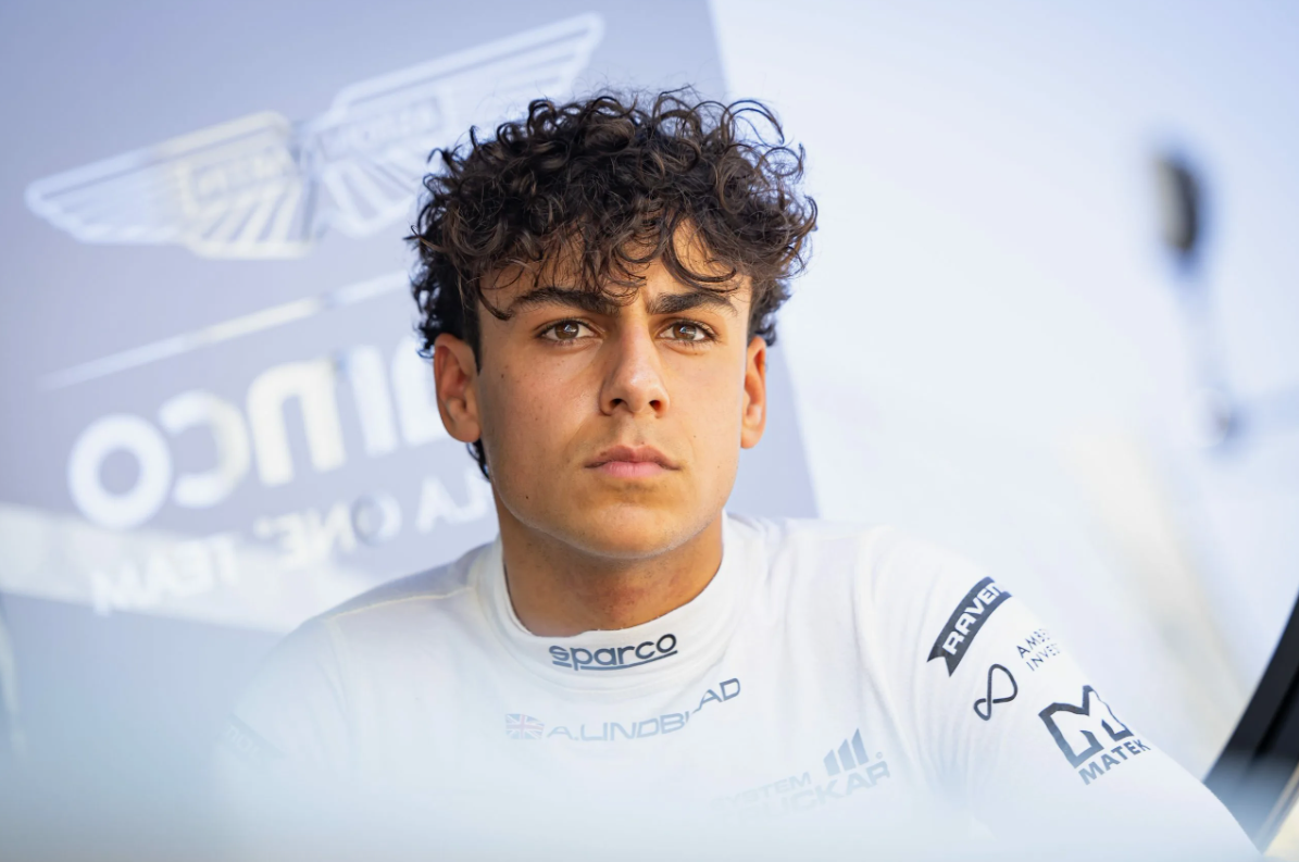 Racings biler, der konkurrerer tæt under sprintløbet på Miami-banen