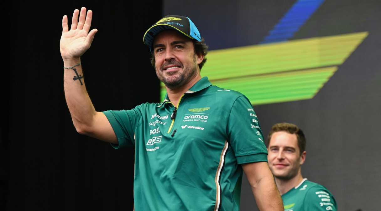 Fernando Alonso deltager i et globalt motorsportsevent