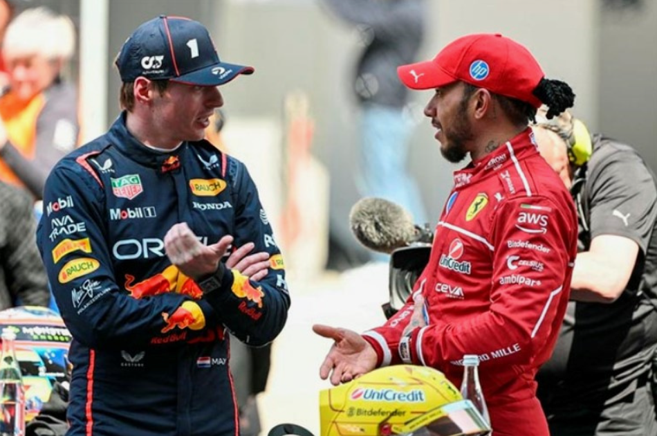 Coche de carreras del equipo de Max Verstappen durante la segunda ronda de clasificación