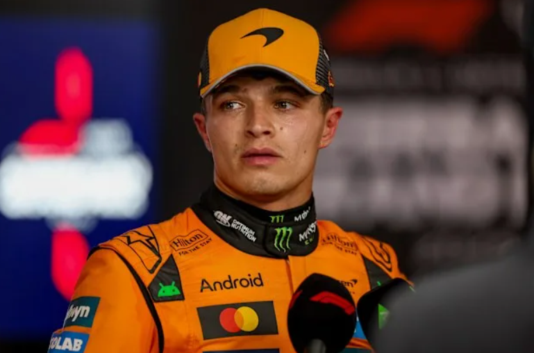 McLaren F1 ukazuje rýchlosť a aerodynamiku na pretekárskej trati