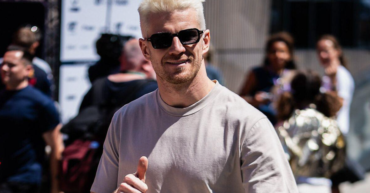 패독 지역에서 대화하는 Gabriel Bortoleto와 Nico Hülkenberg
