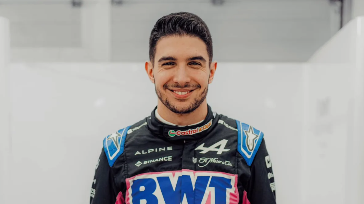 Esteban Ocon forbereder sig til et løb med fokuseret udtryk