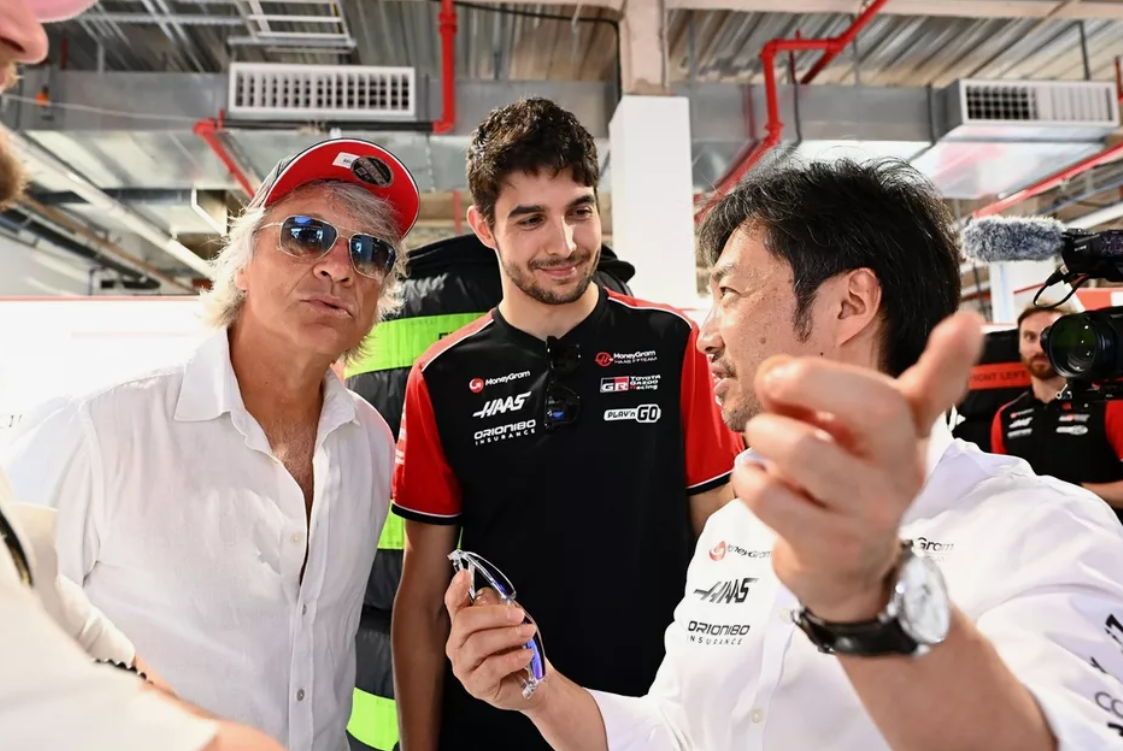 Esteban Ocon fährt sein Formel-1-Auto auf der Strecke