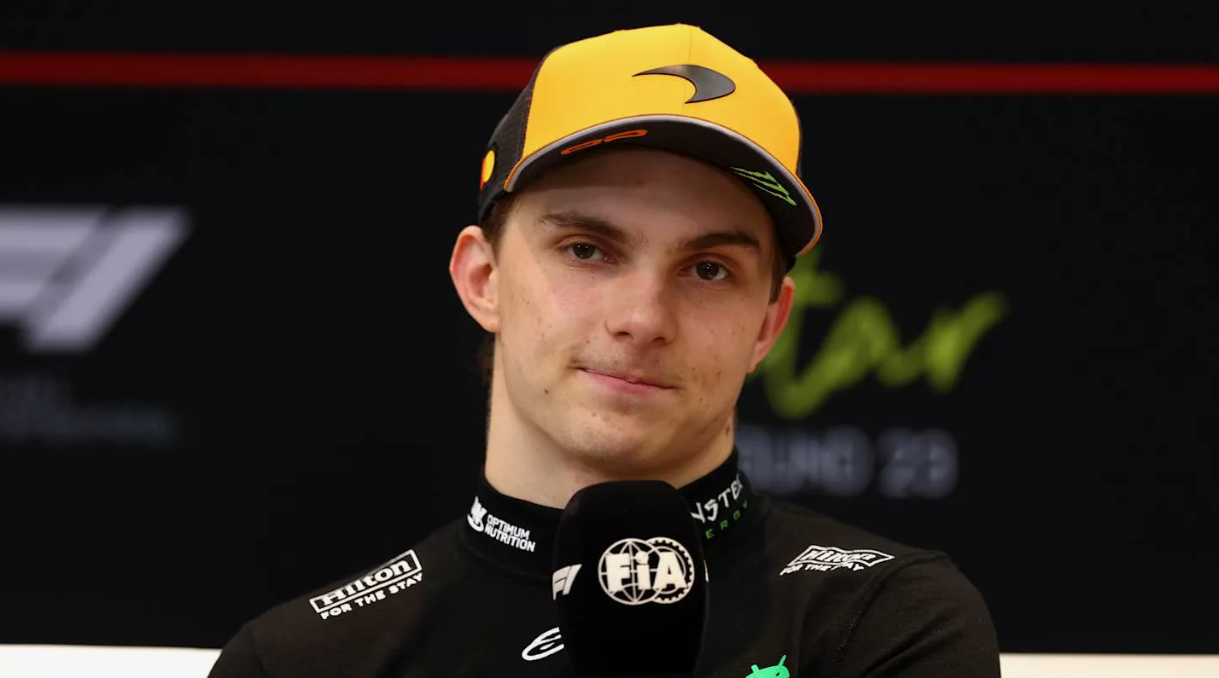 Oscar Piastri analyse les données de performance avec les ingénieurs dans le garage