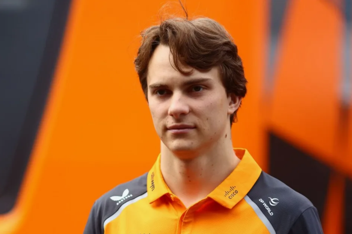 Vozy Formule 1 bojují těsně ve středu pole během závodu