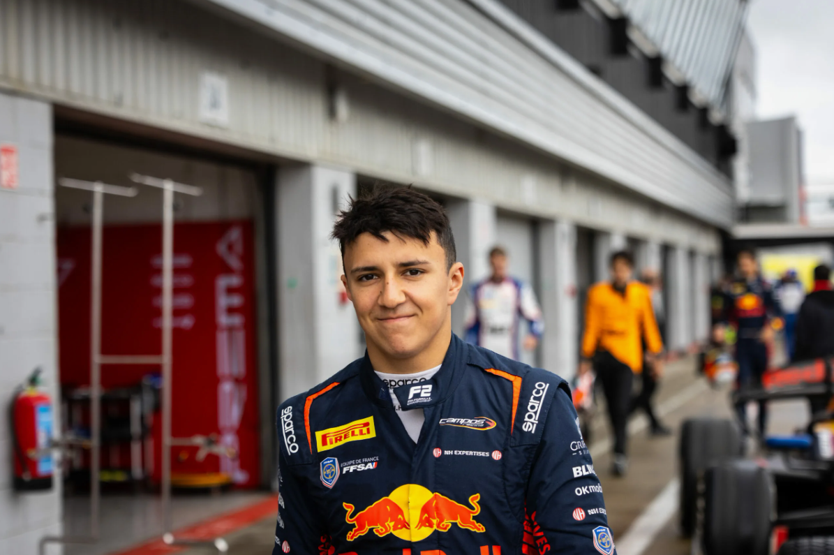 Racerbiler i et anspent hjul-mot-hjul-øyeblikk under en Formel-racinghelg