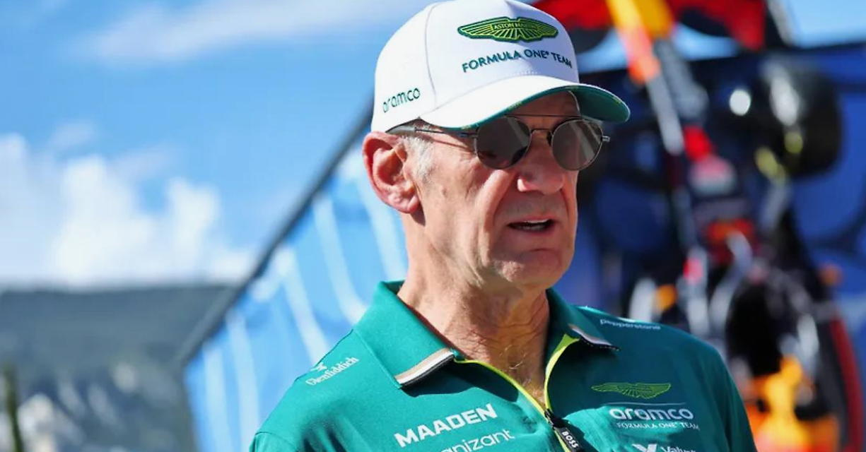 Adrian Newey diskuterer Formel 1-aerodynamik med ingeniører i paddock-området i løbet af en racerweekend