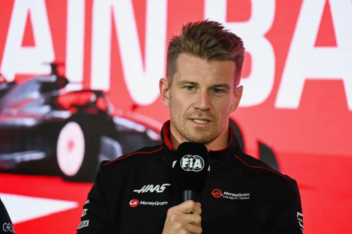 Gli ingegneri di un team di Formula 1 analizzano i dati di gara e le schermate strategiche durante il Gran Premio di Monaco dal muretto dei box.