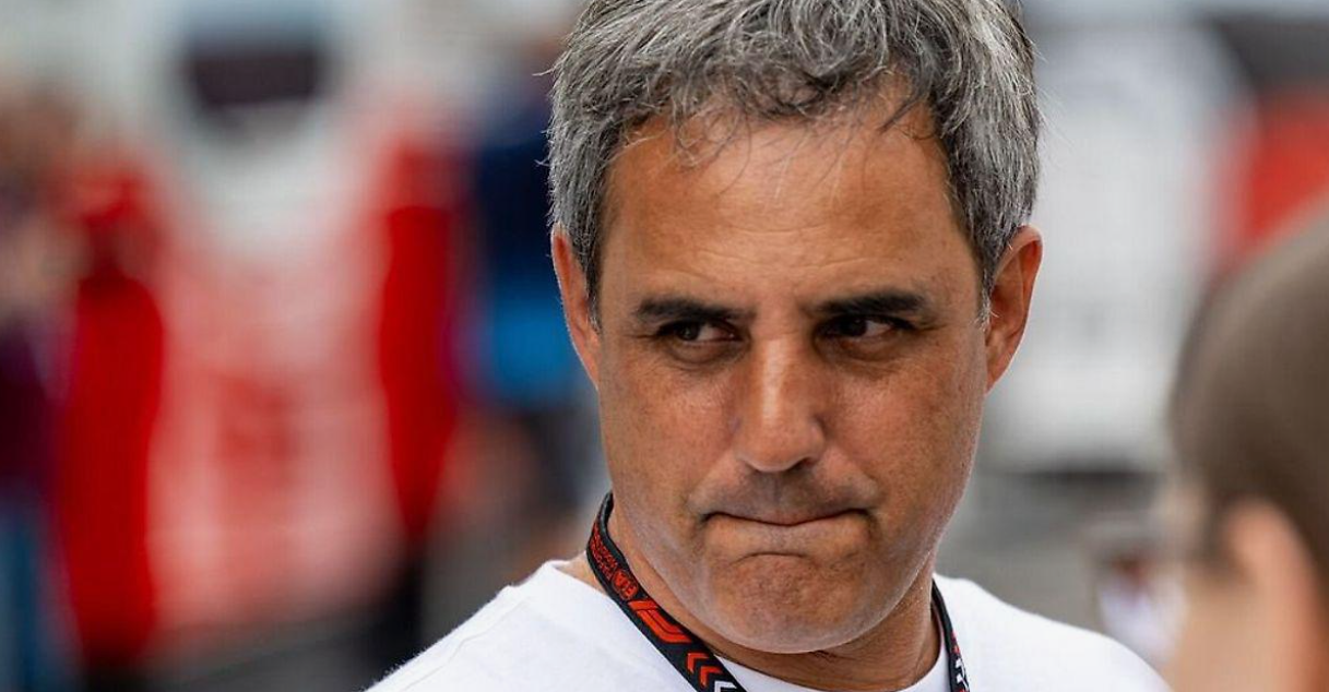 Formel-1-Ingenieure vergleichen Telemetriedaten zwischen zwei Teamkollegen in einer modernen F1-Garagenumgebung