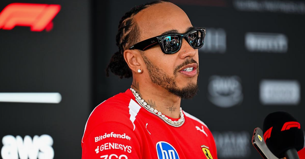 Ferrari-teammedlemmer jobber i paddocken med fokus på ytelse, teknisk utvikling og langsiktige Formula 1-mål