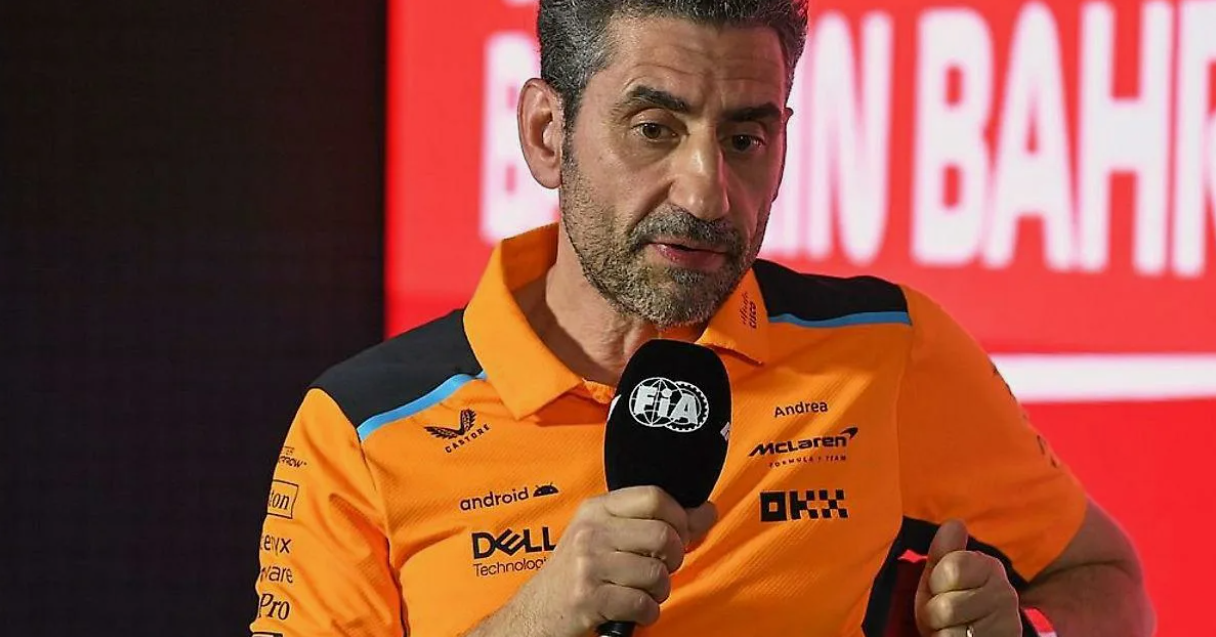 McLarenin Formula 1 -insinöörit työskentelevät tallissaan analysoimassa auton tietoja ja keskustelemassa asetusten säädöistä