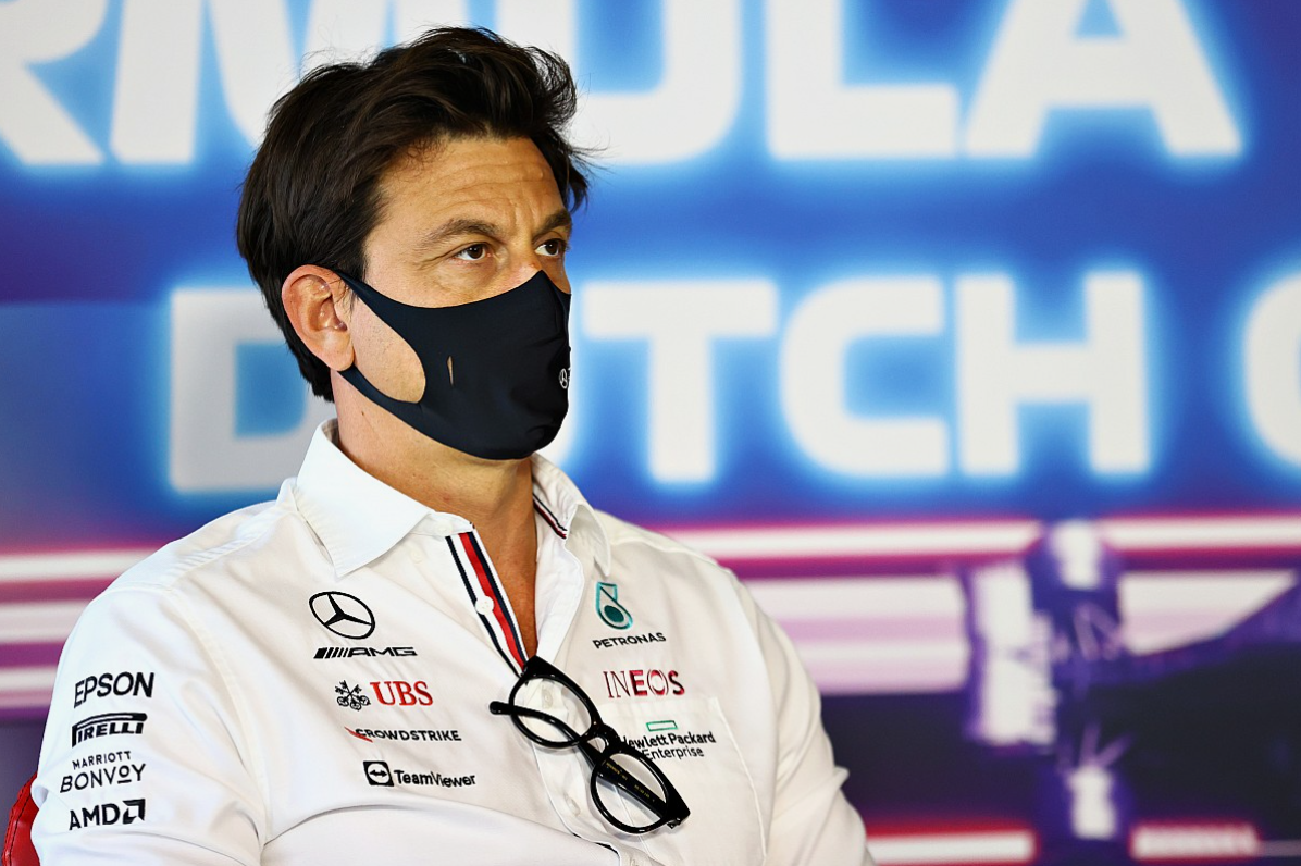 Andrea Kimi Antonelli si allena in un simulatore di Formula 1 della Mercedes nell'ambito del suo programma di sviluppo piloti.