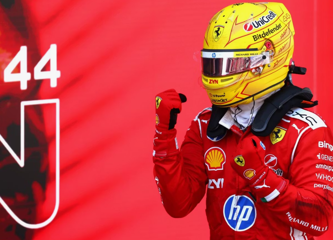 Lewis Hamilton ve svém voze Mercedes Formule 1 se soustředí během tréninku na trati.