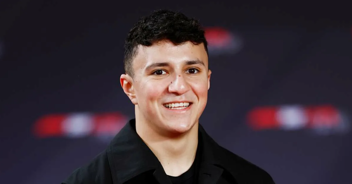 Formel 1-biler står opstillet på startgridden, mens teamene færdiggør de sidste forberedelser inden starten på et Grand Prix.