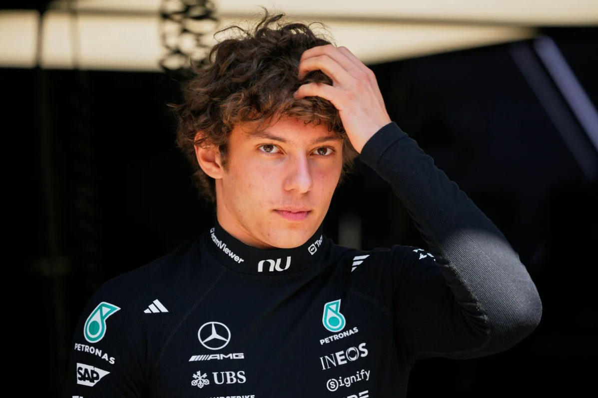 Kimi Antonelli et George Russell dans le garage Mercedes, discutant de la performance, des objectifs de l'équipe et des défis de la compétition en Formula 1