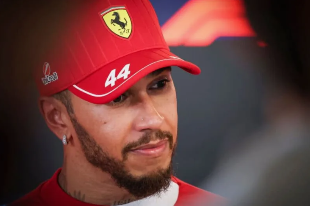 Vozy Formule 1 projíždějící úzkými uličkami Monaka během závodního víkendu plného technických výzev