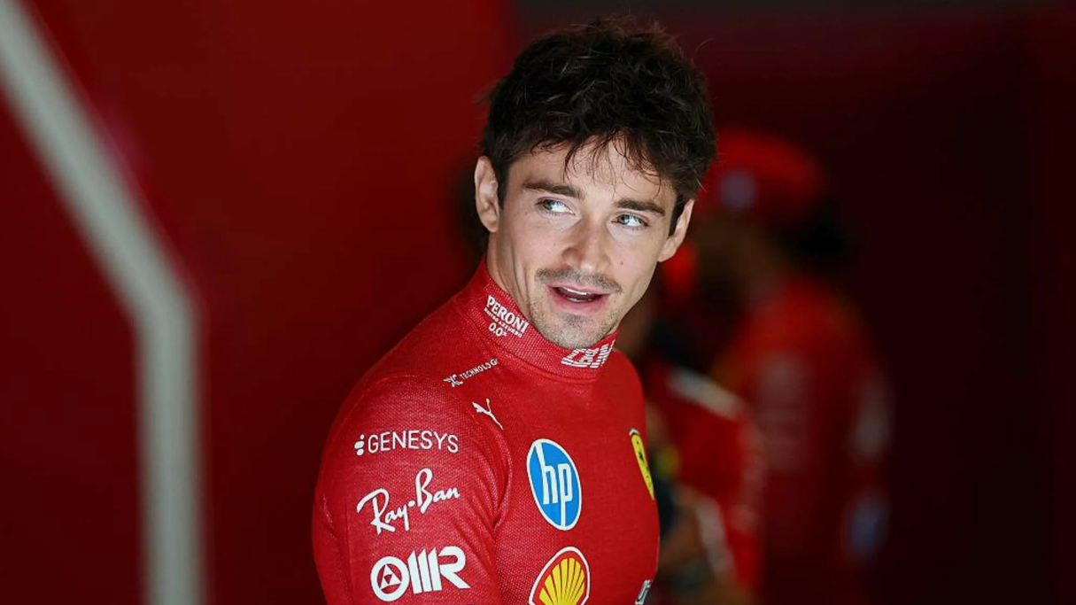 Formula 1 paddock-scene der fremhæver vigtigheden af kommunikation, professionalisme og operationel effektivitet gennem en løbsweekend