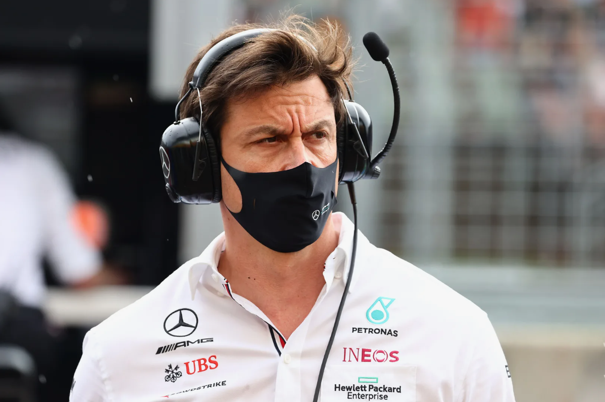 Rappresentazione visiva delle generazioni di piloti di Formula 1 che mette in evidenza lo sviluppo dei giovani talenti a confronto con campioni leggendari come Senna.