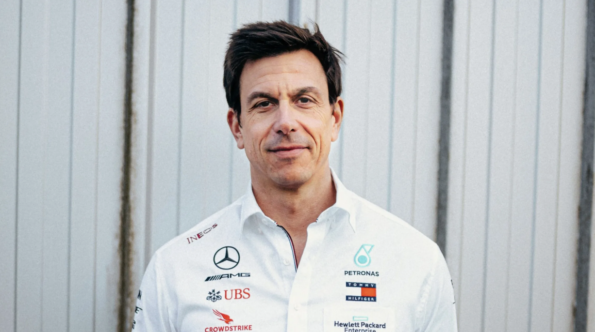 Inginerii Mercedes și pilotul junior analizează datele de performanță în unitatea de dezvoltare a Formulei 1