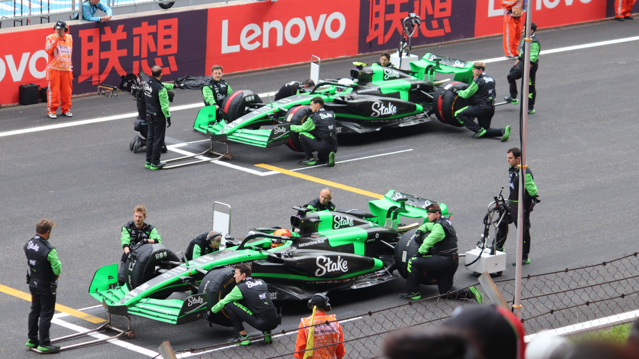 Audi F1-garage pitcrew