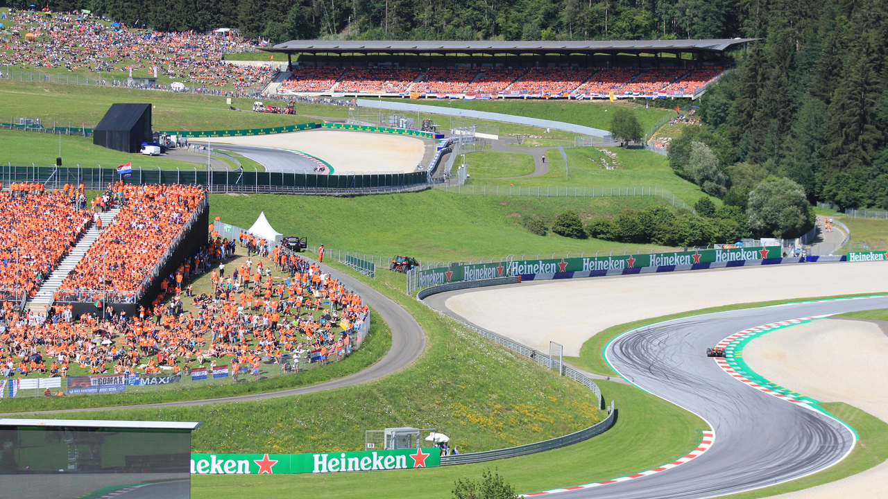 Tilskuere på tribunen under Østerrikes Grand Prix
