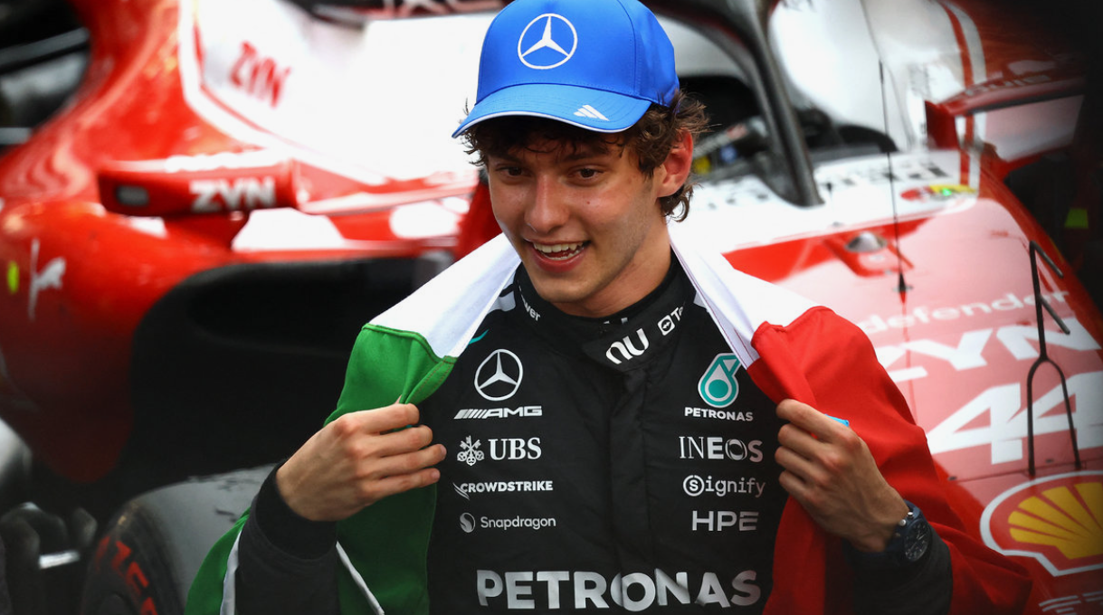 Mercedes Formula 1 -talli analysoi dataa ja kilpailusuoritusta Andrea Kimi Antonellin kanssa jälleen voiton jälkeen.
