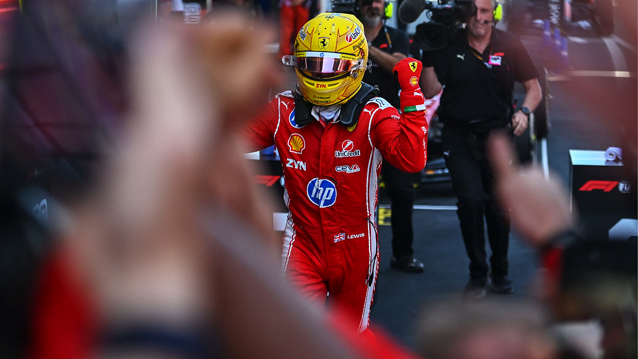 Barcelona Lowdown: Hamiltons Ferrari-overwinning en Antonelli's late exit bepalen Spanje redactionele afbeelding 3